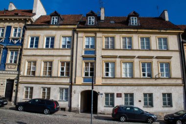 Varşova, Polonya - 28 Mayıs 2023 Stary Rynek civarındaki yenilenmiş ortaçağ binası, Eski Kent Pazarı. 2. Dünya Savaşı 'ndan sonra şehir kompleksi neredeyse tamamen yeniden inşa edildi..