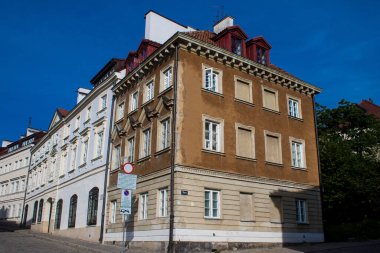 Varşova, Polonya - 28 Mayıs 2023 Stary Rynek civarındaki yenilenmiş ortaçağ binası, Eski Kent Pazarı. 2. Dünya Savaşı 'ndan sonra şehir kompleksi neredeyse tamamen yeniden inşa edildi..