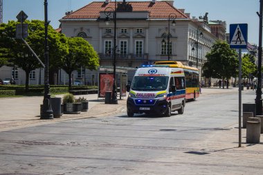 Varşova, Polonya - 28 Mayıs 2023 Ambülans Polonya 'nın başkenti Varşova' nın şehir merkezinde sürüyor..