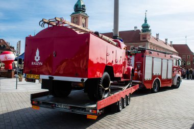 Varşova, Polonya - 28 Mayıs 2023 İtfaiye aracı Polonya 'nın başkenti ve sembolik bir şehir olan Varşova' nın şehir merkezinde sürüyor..