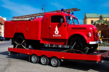 Varşova, Polonya - 28 Mayıs 2023 İtfaiye aracı Polonya 'nın başkenti ve sembolik bir şehir olan Varşova' nın şehir merkezinde sürüyor..