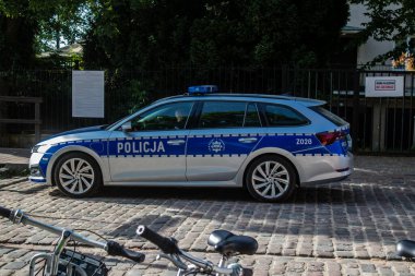 Varşova, Polonya - 28 Mayıs 2023 Polis arabası Polonya 'nın başkenti ve sembolik bir şehir olan Varşova şehir merkezinde sürüyor..