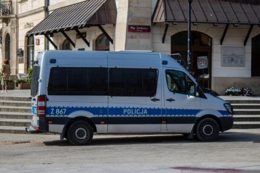 Varşova, Polonya - 28 Mayıs 2023 Polis arabası Polonya 'nın başkenti ve sembolik bir şehir olan Varşova şehir merkezinde sürüyor..