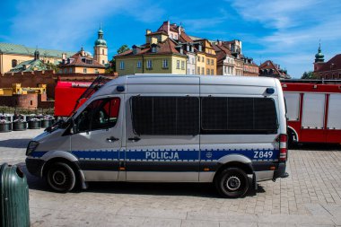 Varşova, Polonya - 28 Mayıs 2023 Polis arabası Polonya 'nın başkenti ve sembolik bir şehir olan Varşova şehir merkezinde sürüyor..