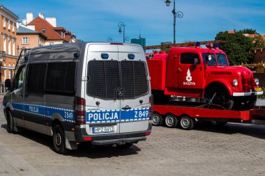 Varşova, Polonya - 28 Mayıs 2023 Polis arabası Polonya 'nın başkenti ve sembolik bir şehir olan Varşova şehir merkezinde sürüyor..