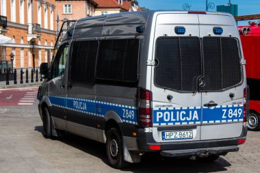 Varşova, Polonya - 28 Mayıs 2023 Polis arabası Polonya 'nın başkenti ve sembolik bir şehir olan Varşova şehir merkezinde sürüyor..
