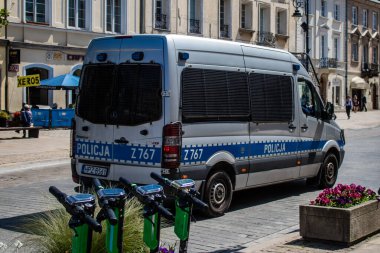 Varşova, Polonya - 28 Mayıs 2023 Polis arabası Polonya 'nın başkenti ve sembolik bir şehir olan Varşova şehir merkezinde sürüyor..