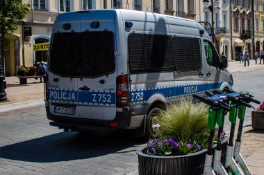 Varşova, Polonya - 28 Mayıs 2023 Polis arabası Polonya 'nın başkenti ve sembolik bir şehir olan Varşova şehir merkezinde sürüyor..