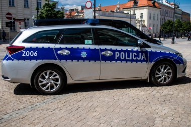 Varşova, Polonya - 28 Mayıs 2023 Polis arabası Polonya 'nın başkenti ve sembolik bir şehir olan Varşova şehir merkezinde sürüyor..