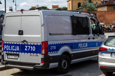 Varşova, Polonya - 28 Mayıs 2023 Polis arabası Polonya 'nın başkenti ve sembolik bir şehir olan Varşova şehir merkezinde sürüyor..