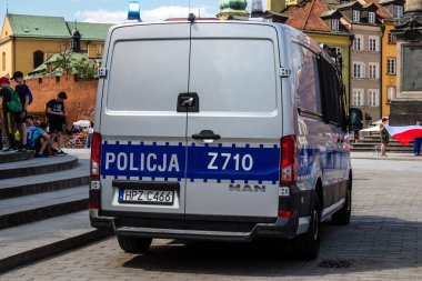 Varşova, Polonya - 28 Mayıs 2023 Polis arabası Polonya 'nın başkenti ve sembolik bir şehir olan Varşova şehir merkezinde sürüyor..