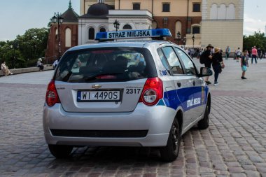 Varşova, Polonya - 28 Mayıs 2023 Polis arabası Polonya 'nın başkenti ve sembolik bir şehir olan Varşova şehir merkezinde sürüyor..
