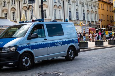 Varşova, Polonya - 28 Mayıs 2023 Polis arabası Polonya 'nın başkenti ve sembolik bir şehir olan Varşova şehir merkezinde sürüyor..