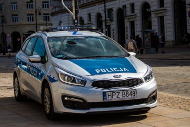 Varşova, Polonya - 28 Mayıs 2023 Polis arabası Polonya 'nın başkenti ve sembolik bir şehir olan Varşova şehir merkezinde sürüyor..