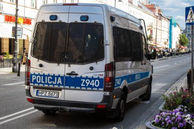 Varşova, Polonya - 28 Mayıs 2023 Polis arabası Polonya 'nın başkenti ve sembolik bir şehir olan Varşova şehir merkezinde sürüyor..