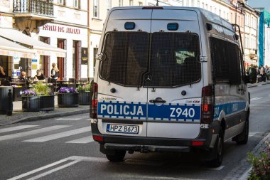 Varşova, Polonya - 28 Mayıs 2023 Polis arabası Polonya 'nın başkenti ve sembolik bir şehir olan Varşova şehir merkezinde sürüyor..
