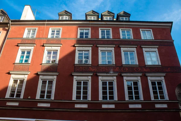 ポーランドのワルシャワ 2023年5月28日旧市街マーケットプレイスのStary Rynek周辺に修復された中世の建物のファサード 大都市圏は第二次世界大戦後にほぼ完全に再建されている — ストック写真