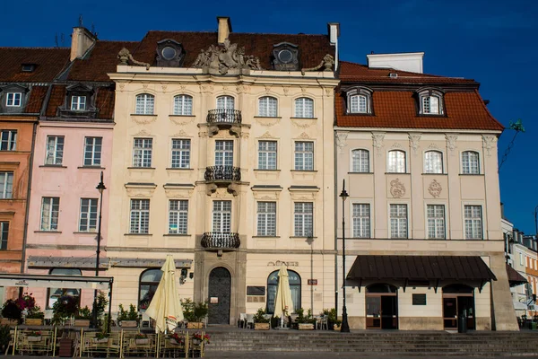 ポーランドのワルシャワ 2023年5月28日旧市街マーケットプレイスのStary Rynek周辺に修復された中世の建物のファサード 大都市圏は第二次世界大戦後にほぼ完全に再建されている — ストック写真