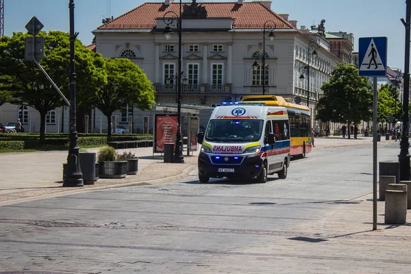 Varsóvia Polônia Maio 2023 Ambulância Dirigindo Centro Cidade Varsóvia Uma — Fotografia de Stock