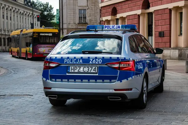ポーランドのワルシャワ 2023年5月28日象徴的な都市とポーランドの首都ワルシャワの中心部を運転する警察の車 — ストック写真