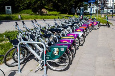 Varşova, Polonya - 28 Mayıs 2023 Ulaşılabilir bisikletler kısa süre için kiralanabilir, genellikle birkaç saatliğine caddelere ve Varşova toplu taşıma sisteminin bir kısmına park edilir.