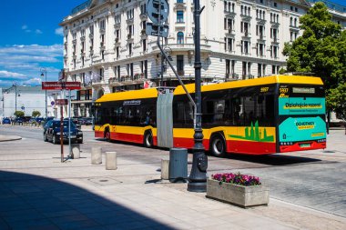 Varşova, Polonya - 28 Mayıs 2023 Varşova otobüsü ve şehrin ulaşım sisteminin bir parçası, ücretler pahalı değil..