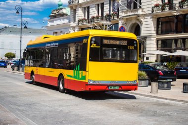 Varşova, Polonya - 28 Mayıs 2023 Varşova otobüsü ve şehrin ulaşım sisteminin bir parçası, ücretler pahalı değil..