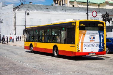 Varşova, Polonya - 28 Mayıs 2023 Varşova otobüsü ve şehrin ulaşım sisteminin bir parçası, ücretler pahalı değil..