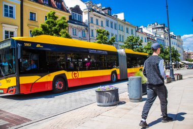 Varşova, Polonya - 28 Mayıs 2023 Varşova otobüsü ve şehrin ulaşım sisteminin bir parçası, ücretler pahalı değil..