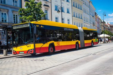 Varşova, Polonya - 28 Mayıs 2023 Varşova otobüsü ve şehrin ulaşım sisteminin bir parçası, ücretler pahalı değil..