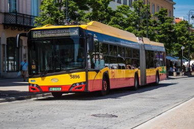 Varşova, Polonya - 28 Mayıs 2023 Varşova otobüsü ve şehrin ulaşım sisteminin bir parçası, ücretler pahalı değil..