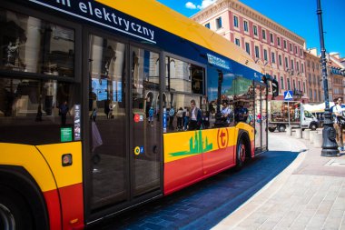 Varşova, Polonya - 28 Mayıs 2023 Varşova otobüsü ve şehrin ulaşım sisteminin bir parçası, ücretler pahalı değil..