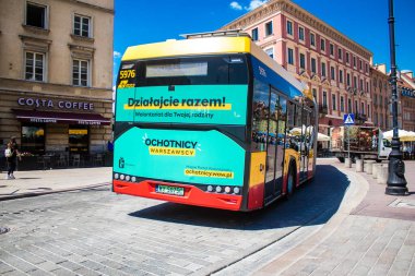 Varşova, Polonya - 28 Mayıs 2023 Varşova otobüsü ve şehrin ulaşım sisteminin bir parçası, ücretler pahalı değil..