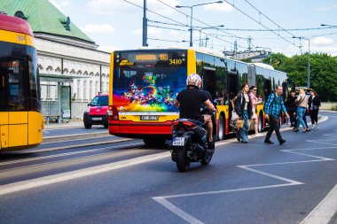 Varşova, Polonya - 28 Mayıs 2023 Varşova otobüsü ve şehrin ulaşım sisteminin bir parçası, ücretler pahalı değil..