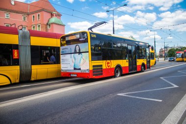 Varşova, Polonya - 28 Mayıs 2023 Varşova otobüsü ve şehrin ulaşım sisteminin bir parçası, ücretler pahalı değil..