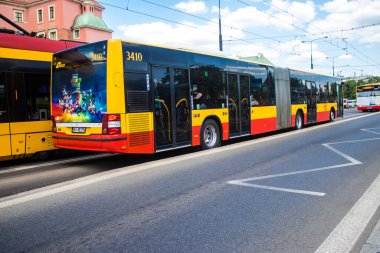 Varşova, Polonya - 28 Mayıs 2023 Varşova otobüsü ve şehrin ulaşım sisteminin bir parçası, ücretler pahalı değil..