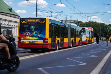 Varşova, Polonya - 28 Mayıs 2023 Varşova otobüsü ve şehrin ulaşım sisteminin bir parçası, ücretler pahalı değil..