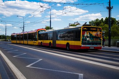 Varşova, Polonya - 28 Mayıs 2023 Varşova otobüsü ve şehrin ulaşım sisteminin bir parçası, ücretler pahalı değil..