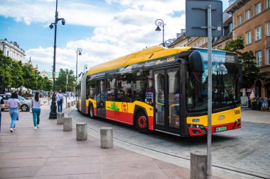 Varşova, Polonya - 28 Mayıs 2023 Varşova otobüsü ve şehrin ulaşım sisteminin bir parçası, ücretler pahalı değil..