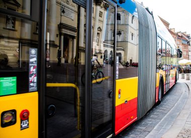 Varşova, Polonya - 28 Mayıs 2023 Varşova otobüsü ve şehrin ulaşım sisteminin bir parçası, ücretler pahalı değil..