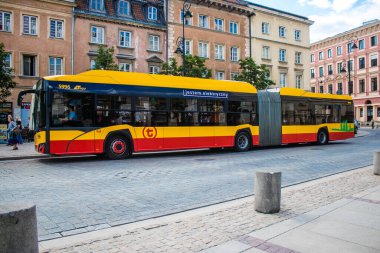 Varşova, Polonya - 28 Mayıs 2023 Varşova otobüsü ve şehrin ulaşım sisteminin bir parçası, ücretler pahalı değil..