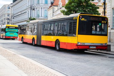 Varşova, Polonya - 28 Mayıs 2023 Varşova otobüsü ve şehrin ulaşım sisteminin bir parçası, ücretler pahalı değil..