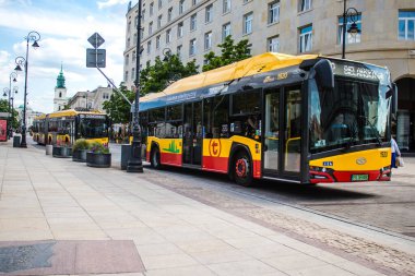 Varşova, Polonya - 28 Mayıs 2023 Varşova otobüsü ve şehrin ulaşım sisteminin bir parçası, ücretler pahalı değil..