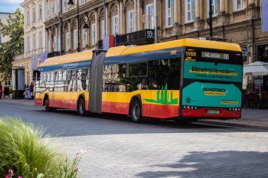 Varşova, Polonya - 28 Mayıs 2023 Varşova otobüsü ve şehrin ulaşım sisteminin bir parçası, ücretler pahalı değil..