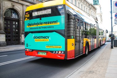 Varşova, Polonya - 28 Mayıs 2023 Varşova otobüsü ve şehrin ulaşım sisteminin bir parçası, ücretler pahalı değil..