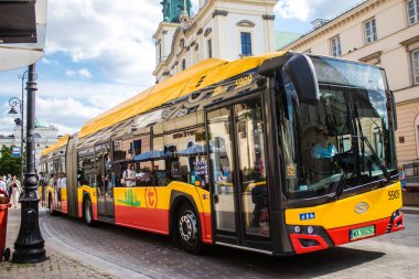 Varşova, Polonya - 28 Mayıs 2023 Varşova otobüsü ve şehrin ulaşım sisteminin bir parçası, ücretler pahalı değil..