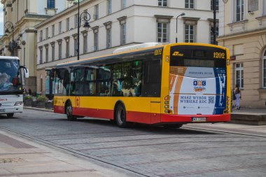 Varşova, Polonya - 28 Mayıs 2023 Varşova otobüsü ve şehrin ulaşım sisteminin bir parçası, ücretler pahalı değil..