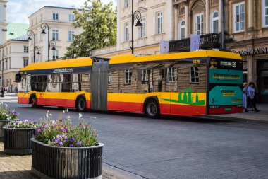 Varşova, Polonya - 28 Mayıs 2023 Varşova otobüsü ve şehrin ulaşım sisteminin bir parçası, ücretler pahalı değil..