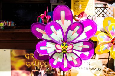 Varşova, Polonya - 28 Mayıs 2023 Dekoratif eşyalar ve hediyelik eşya dükkanında satılan çeşitli hediyeler, turistler Varşova 'dan tipik Polonya dekoratif nesnelerini evlerine götürdüler.