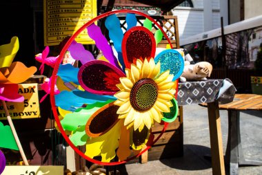 Varşova, Polonya - 28 Mayıs 2023 Dekoratif eşyalar ve hediyelik eşya dükkanında satılan çeşitli hediyeler, turistler Varşova 'dan tipik Polonya dekoratif nesnelerini evlerine götürdüler.